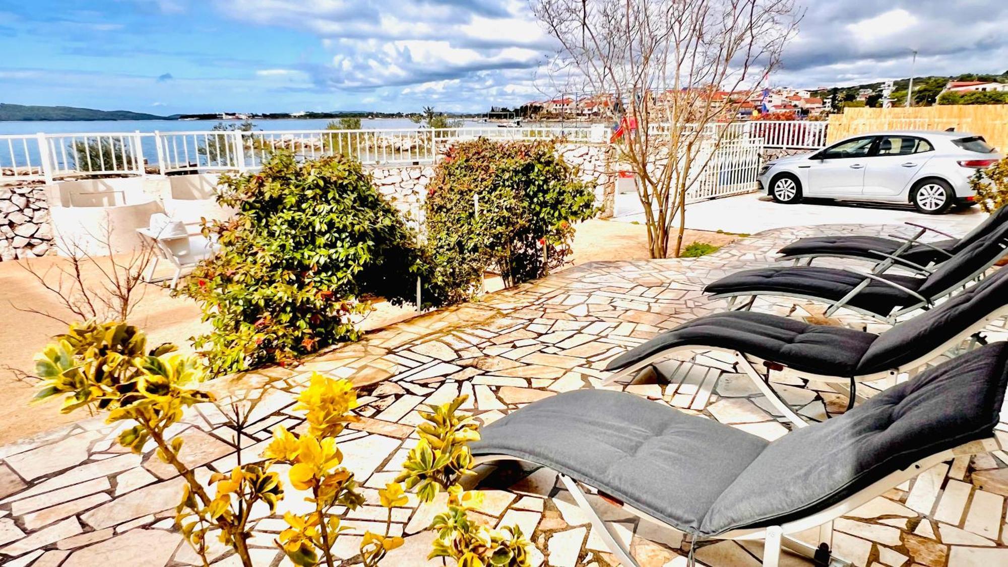 Luxury Beach Apartment W Sunset Sea Views 시베니크 외부 사진
